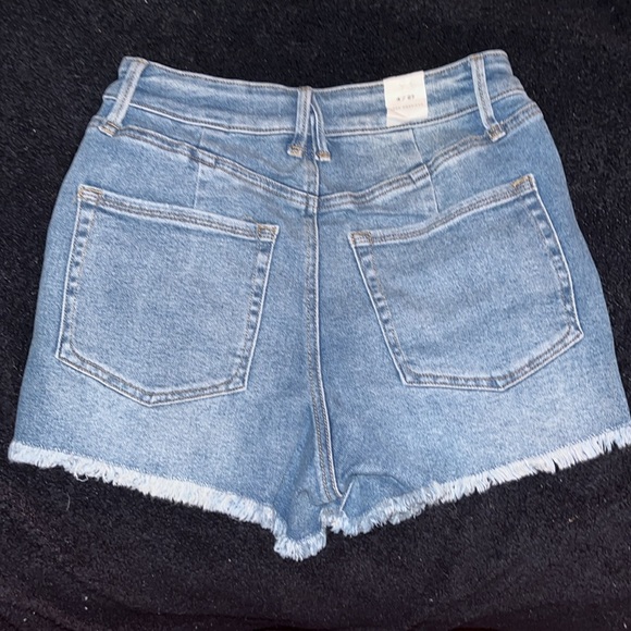 Good American denim shorts 4/27 new never worn - Picture 2 of 5